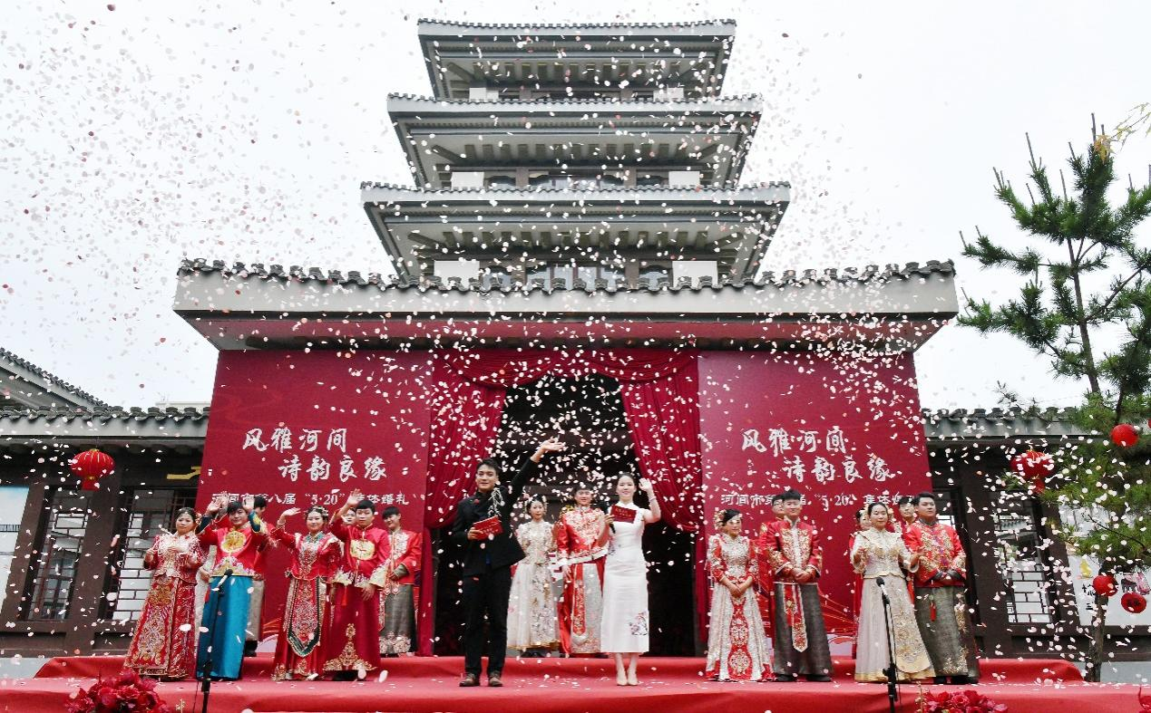 5月20日，河間市第八屆“5·20”集體婚禮現場。苑立偉攝