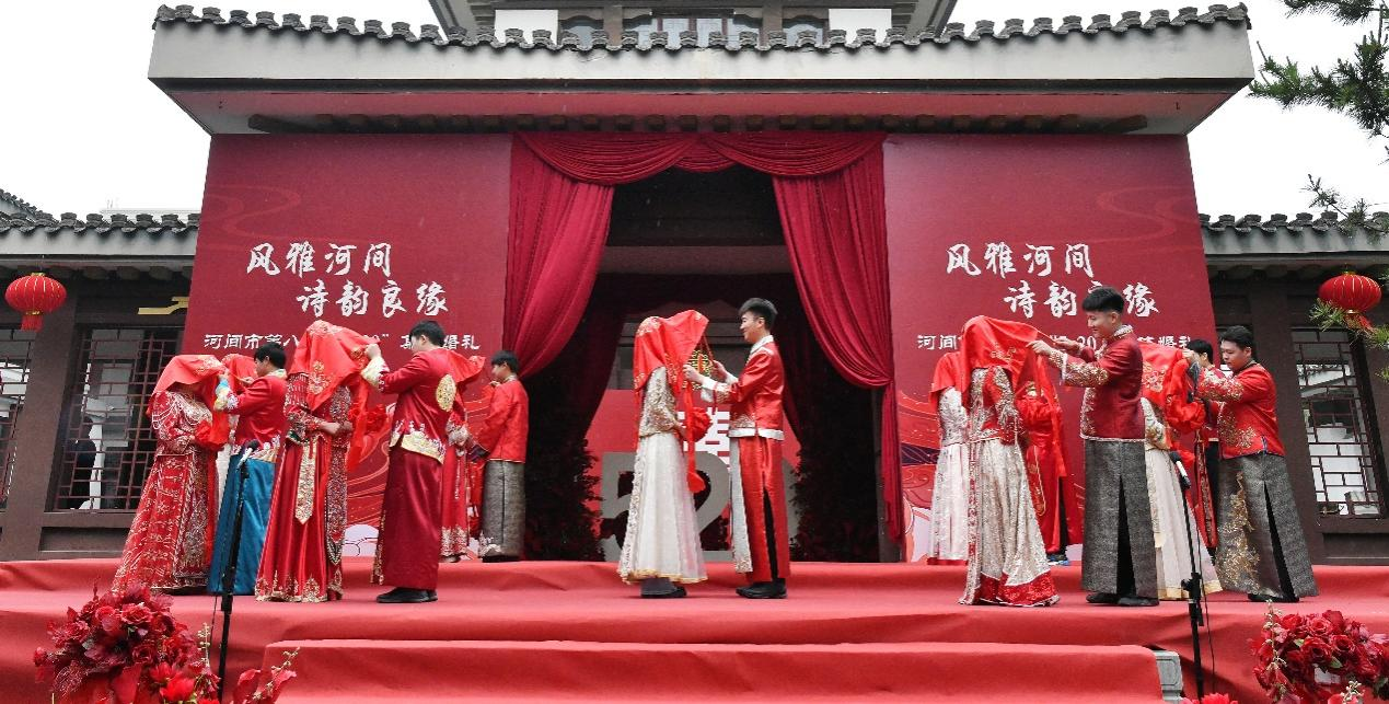5月20日，河間市第八屆“5·20”集體婚禮現場。苑立偉攝