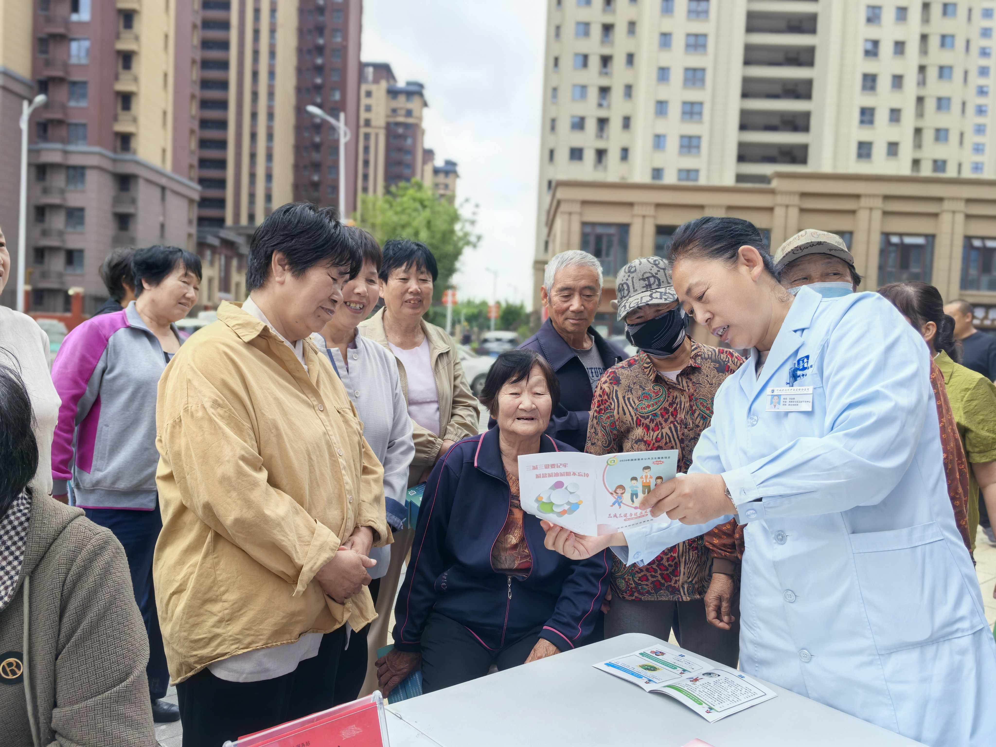 活動現場，醫生為群眾普及健康生活常識。董亞茹攝