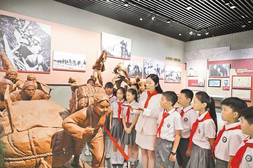 5月24日，石家庄市维明路小学教师薛靖带领学生走进石家庄解放纪念馆，开展了一堂生动的思政课。本报记者 赵永辉摄