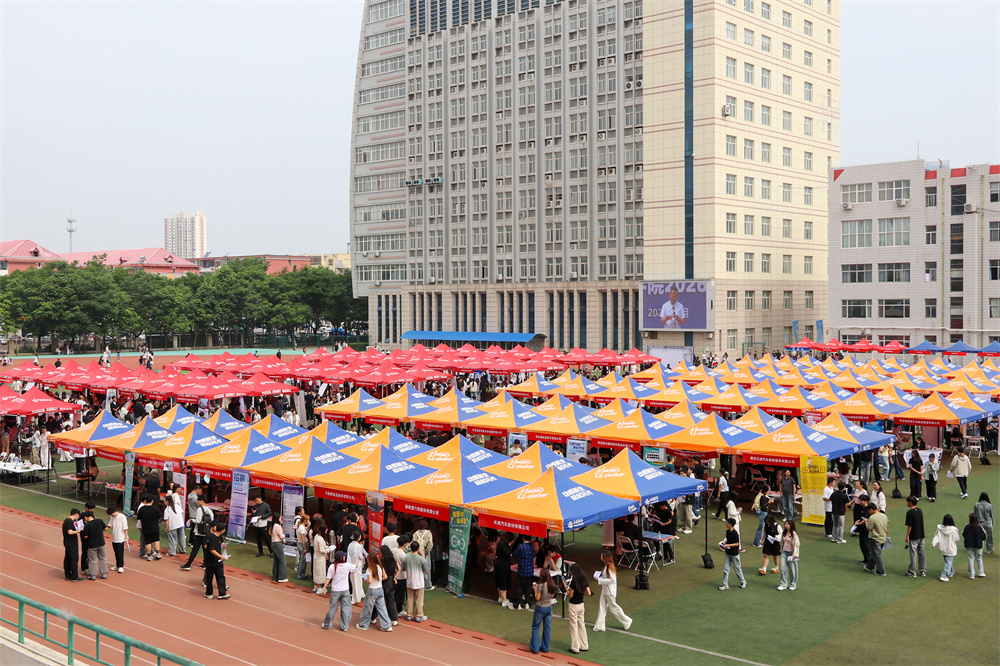 5月21日，保定市2026年线下双选会现场。王杜超摄