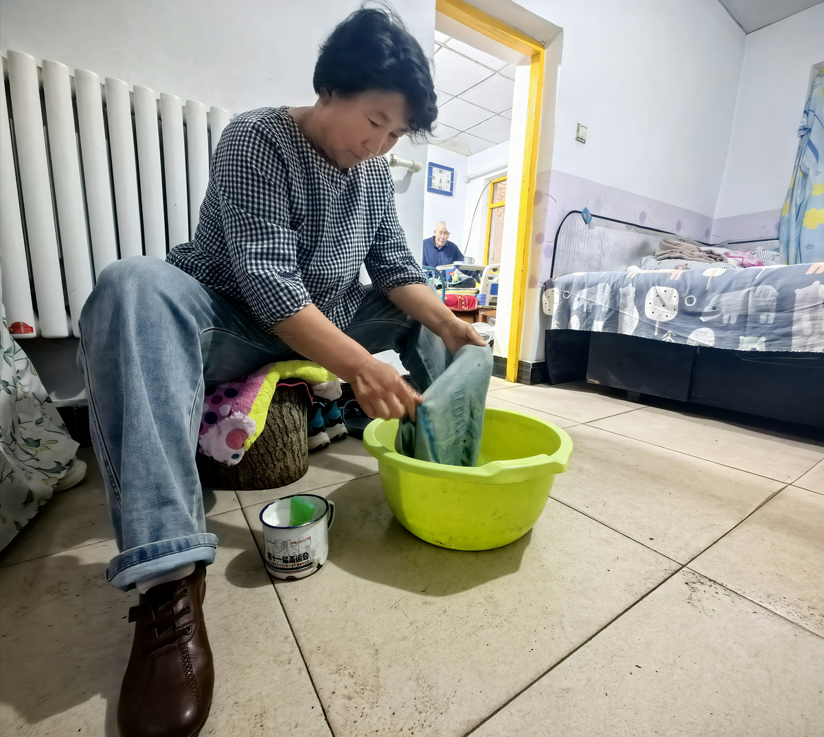 史英桃清洗公婆用的毛巾。王晓娜摄