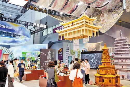 5月25日，第二十二届中国（深圳）国际文化产业博览交易会在深圳国际会展中心闭幕。图为观众在河北产业组团参观。 本报记者 许佳奇摄