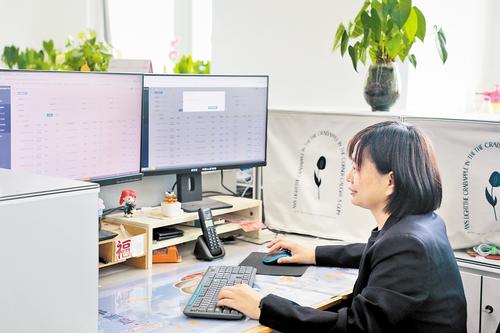 5月18日，人保财险河北省分公司工作人员依托车险“易投保”平台，有序办理车主投保业务。 徐 锐摄