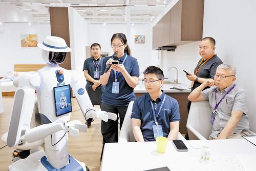 5月25日，上海如身机器人科技有限公司带来的多功能养老护理机器人“小如”在参加比赛。本报记者 刘 英摄