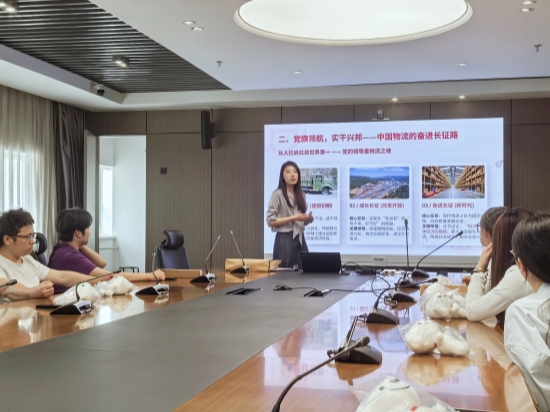 微党课现场。杜倩摄
