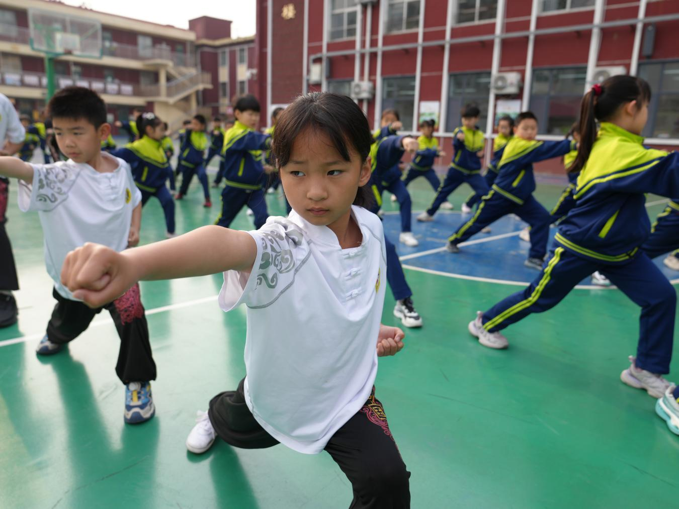 沧州市车站小学学生练习武术。刘友辉摄