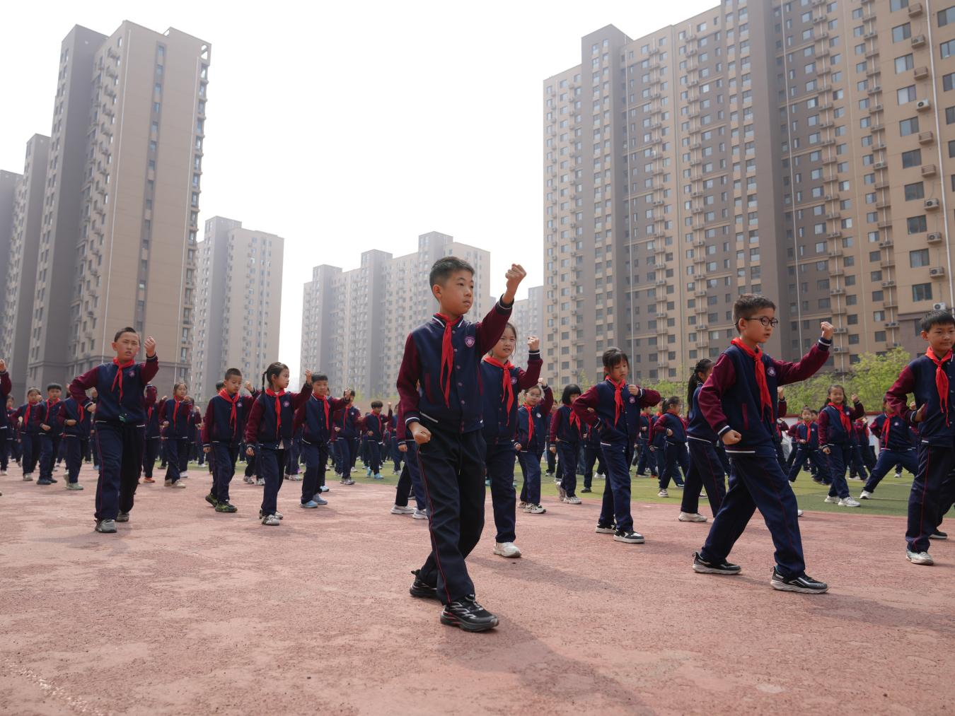 在沧州市北环路小学，学生们大课间集体练习武术。刘友辉摄