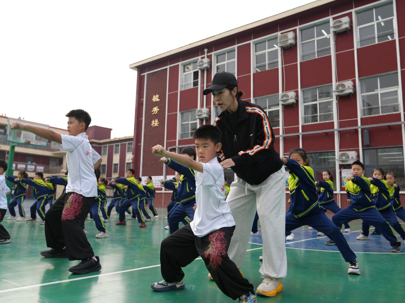 老师指导学生练习武术。刘友辉摄