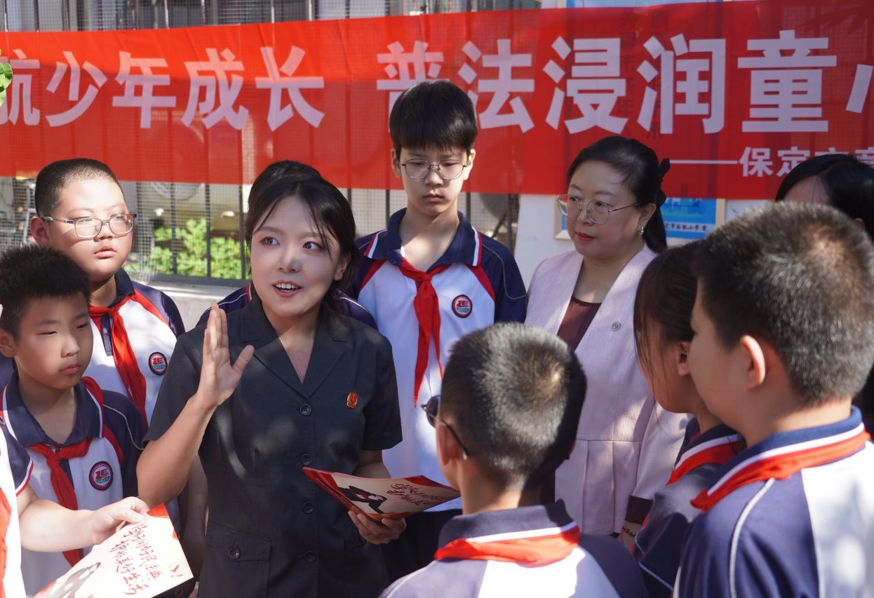 5月28日，在保定市乐凯小学，竞秀区人民法院工作人员进行法治宣讲，提升儿童法治观念。魏宇彤摄