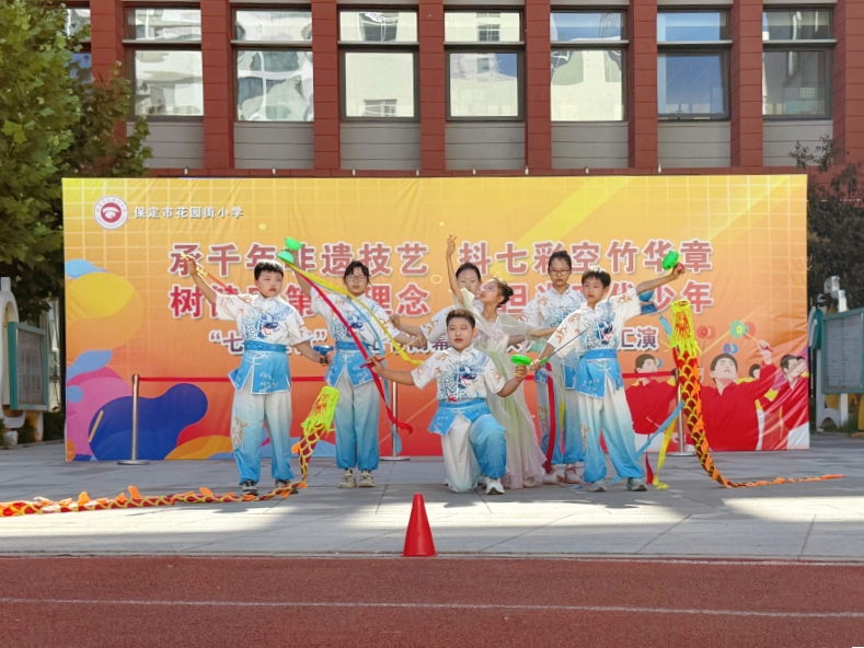 5月29日，在保定市花园街小学，孩子们表演抖空竹。魏宇彤摄