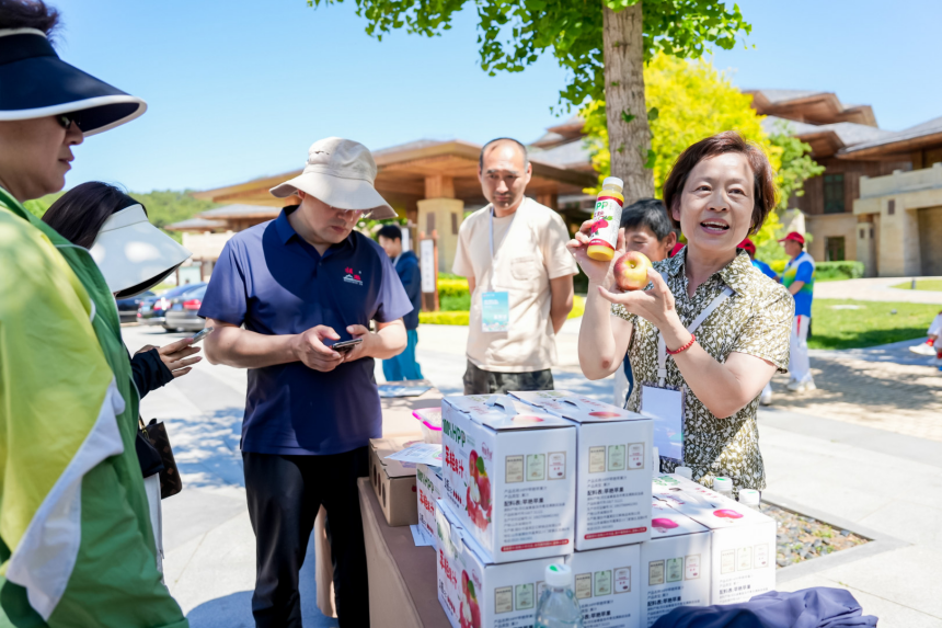 本地企业销售特色农产品。张宝摄