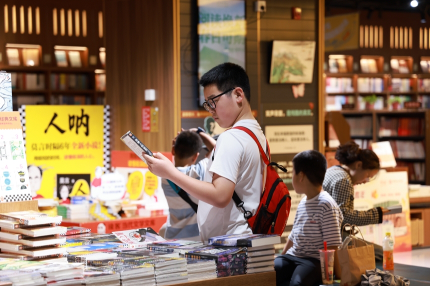 小朋友在石家庄书城阅读图书。河北传媒集团供图