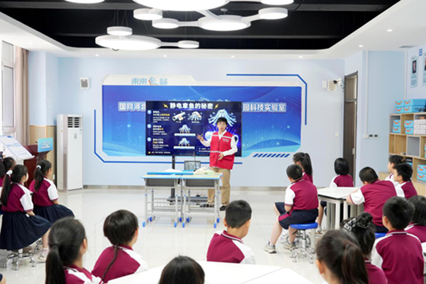 河北省電力培訓中心老師為孩子們講解靜電原理。孫香梅攝