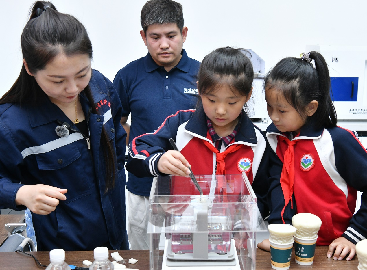 學生在河北聖寰管道裝備有限公司實驗室測試聚氨酯保溫發泡密度。苑立偉攝