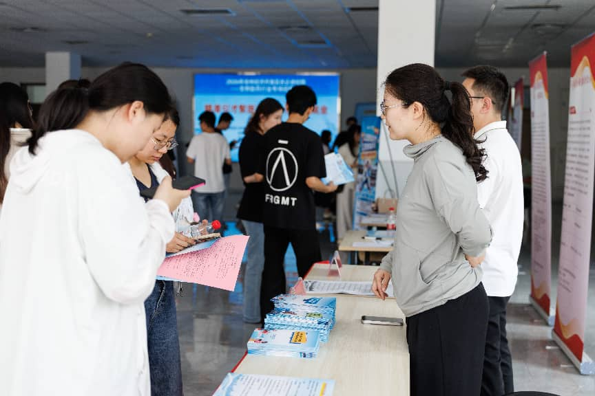 工作人员正在向学生介绍岗位情况。孔超摄