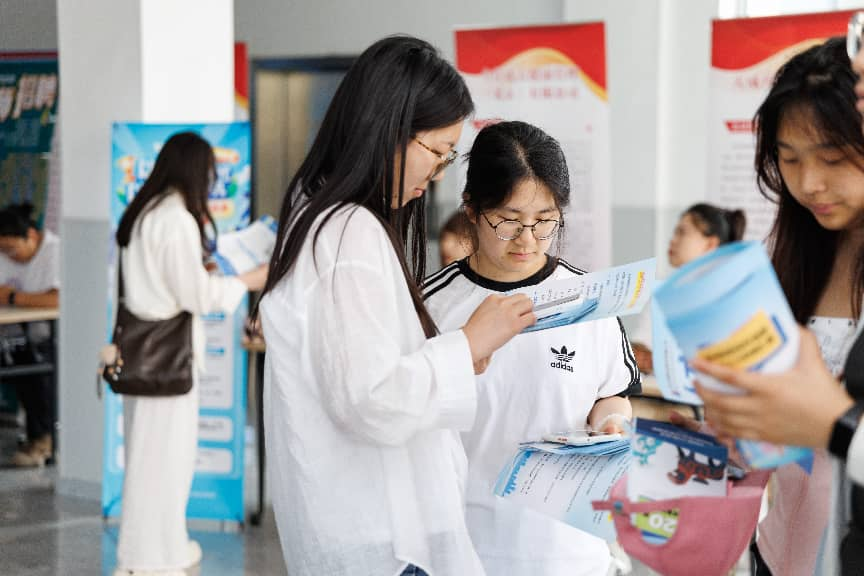 招聘会现场，学生们正在了解招聘单位信息。孔超摄