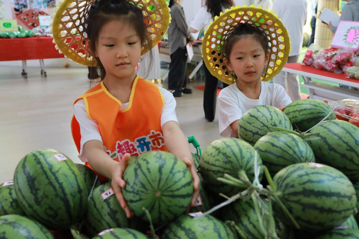 孩子們在快樂果蔬市場銷售水果。田博攝