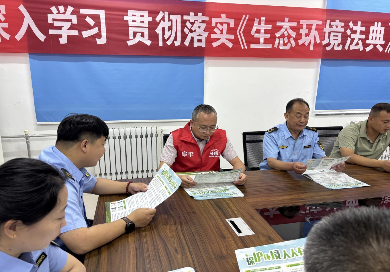 企业现场共同学习环保法规及国家安全知识。赵伟华摄