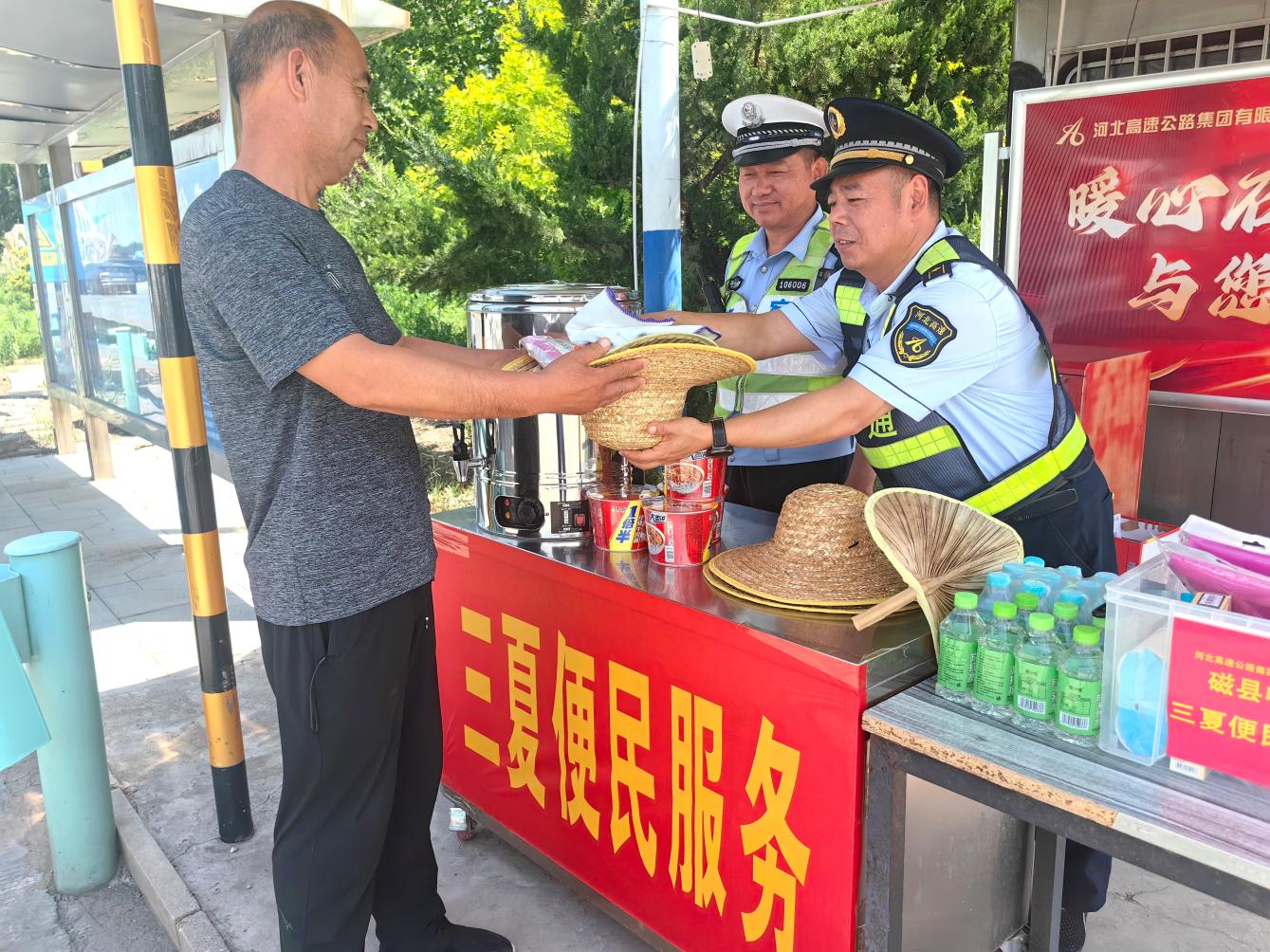 河北高速集团石安分公司设立三夏便民服务台，深化与高速交警联动协作，全力保障跨区收割机高效顺畅通行，护航夏收粮食生产。武刚 摄