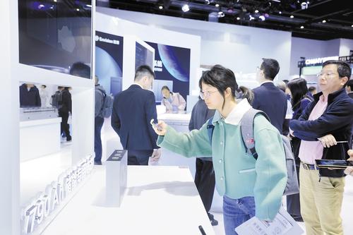 4月1日，在北京举行的第十四届储能国际峰会暨展览会上，与会人员参观全球最大方壳卷绕790安时储能电芯。 胡逸飞摄