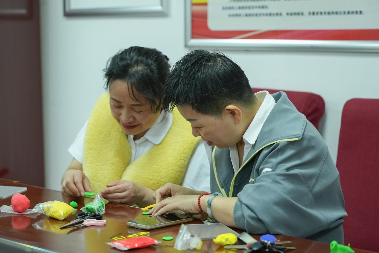 居民相互配合，制作面塑作品。李虹熹摄