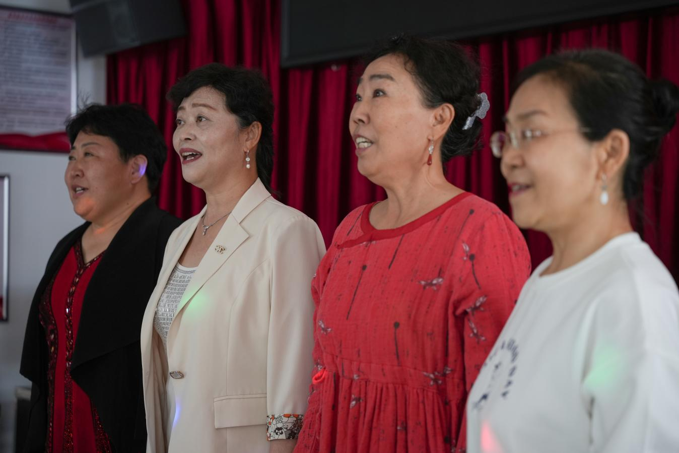 辖区歌唱爱好者轮番登台演唱。李虹熹摄