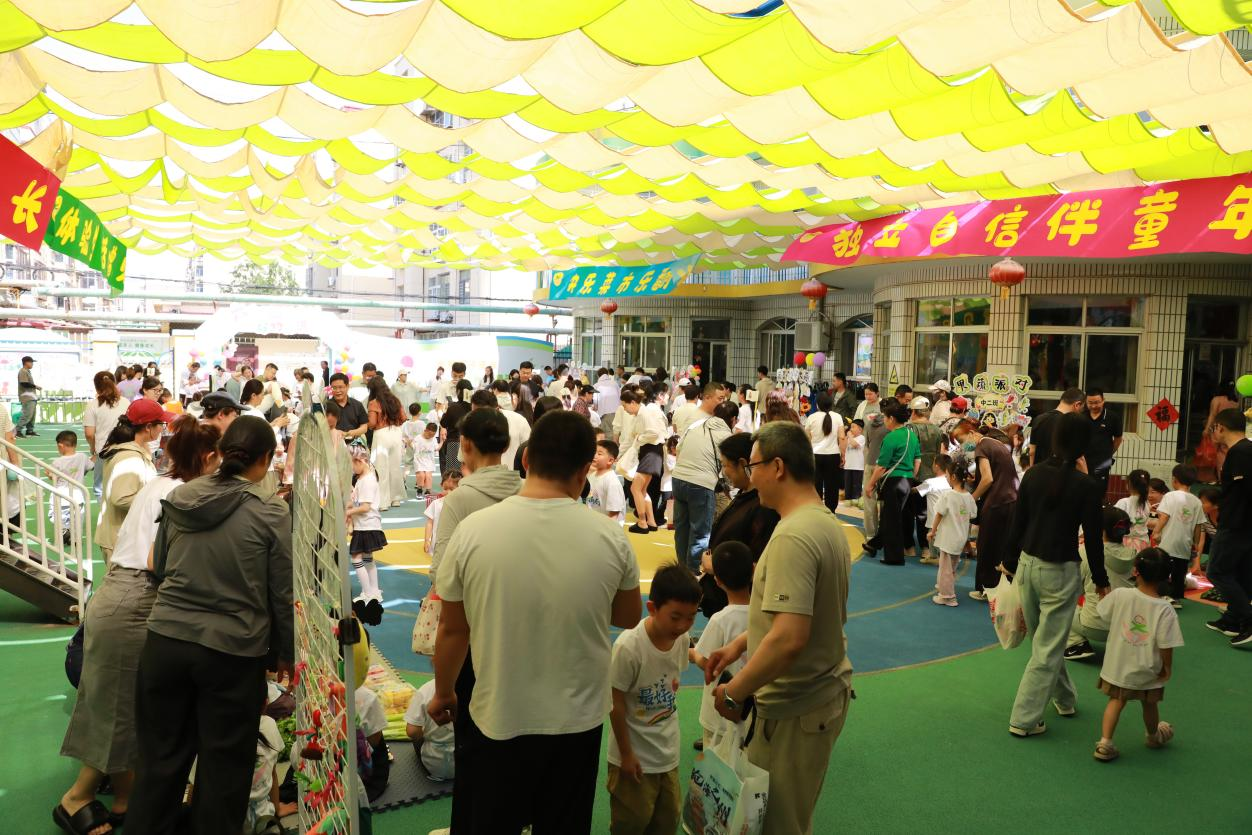 孩子们在快乐果蔬市场交易。田博摄