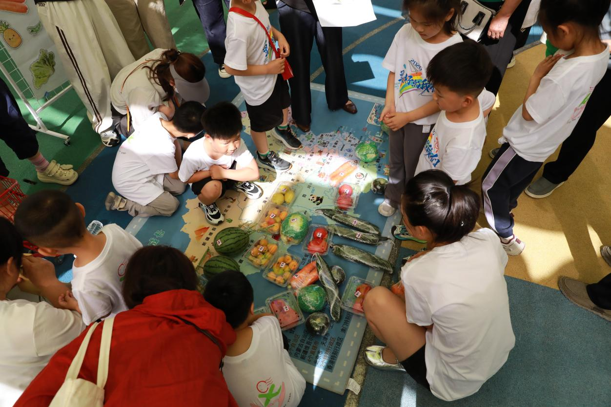 孩子们在快乐果蔬市场收获颇丰。田博摄