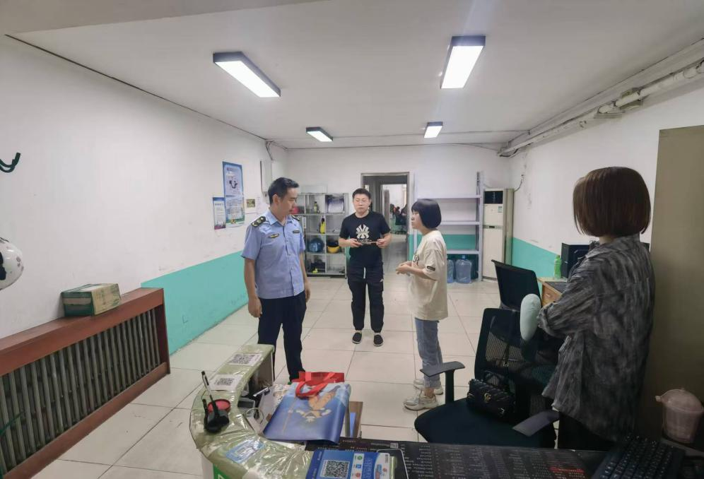 石家庄市裕华区市场监督管理局裕强所所长李磊深入辖区涉诉商贸企业实地走访，摸排真实情况。石家庄市市场监督管理局供图
