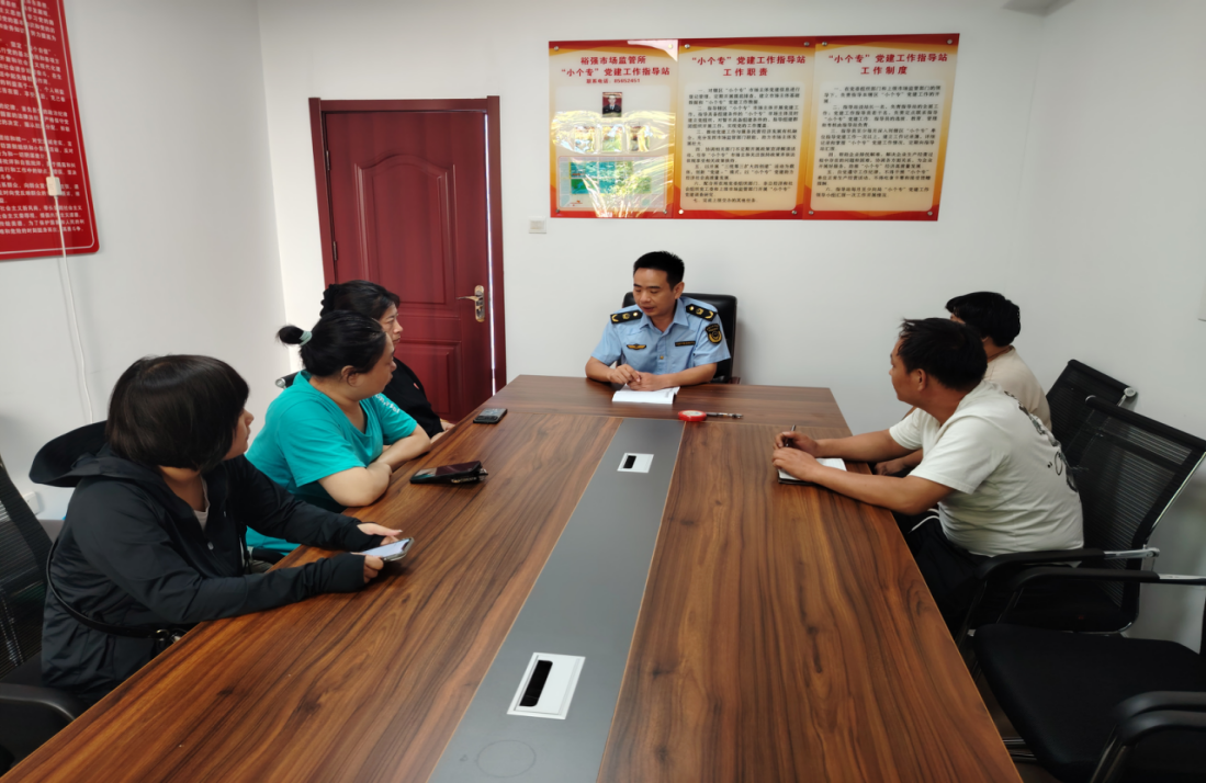 石家庄市裕华区市场监督管理局裕强所所长李磊于会议室组织涉事美容院与消费者张女士面对面交流，现场开展纠纷调解，搭建双方沟通桥梁。石家庄市市场监督管理局供图