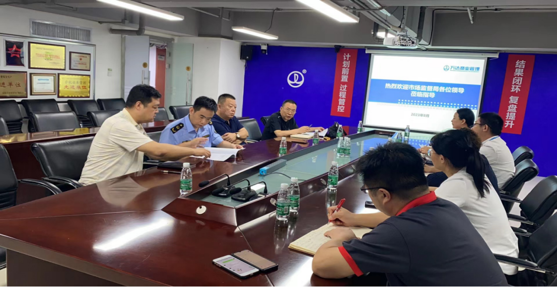 石家庄市裕华区市场监督管理局裕强所所长李磊在辖区万达广场会议室与商场主办方探索商圈消费纠纷多元化解新模式。石家庄市市场监督管理局供图