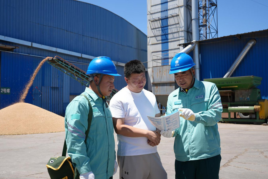 国网石家庄市藁城区供电公司工作人员走进石家庄百穗家庭农场帮助检查烘干用电设备、宣讲安全用电知识。赵亚龙摄