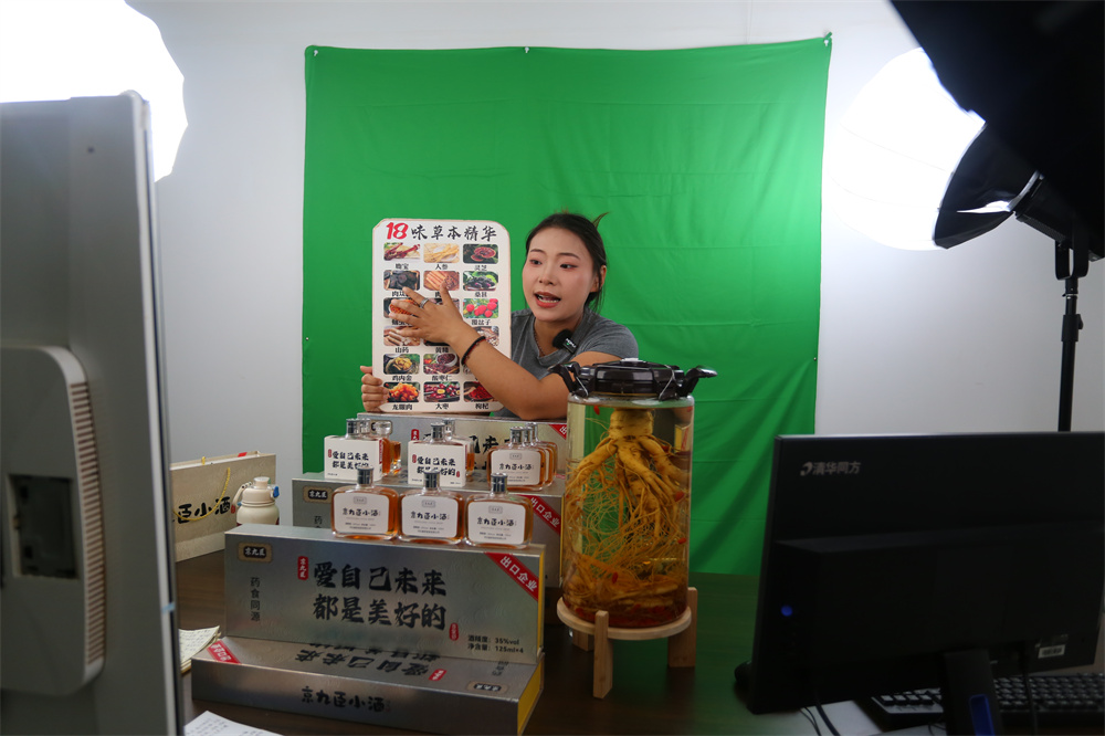 6月8日，河北省邯郸市复兴区“一品一播”电商产业园，“带货主播”正在开展电商直播活动。聂长青摄