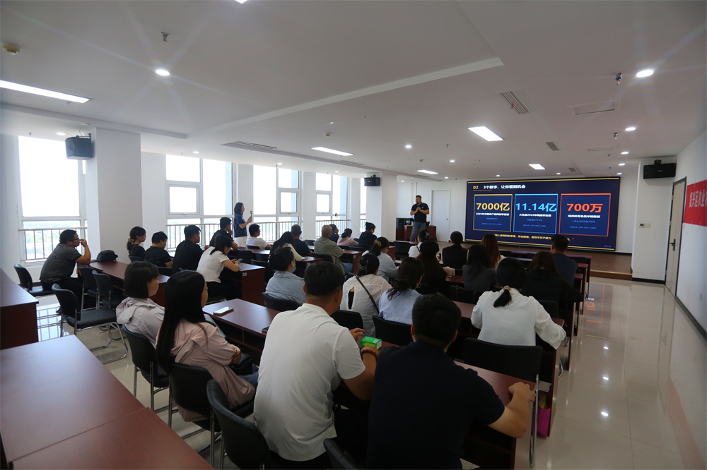 6月8日，河北省邯郸市复兴区“一品一播”电商产业园，乡村经营主体骨干人员正在参加直播技能培训。聂长青摄