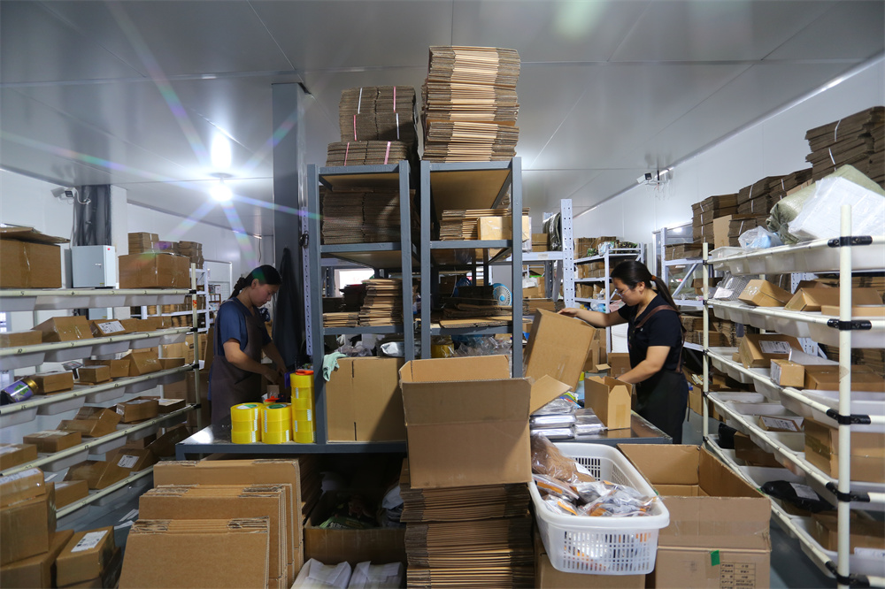 6月9日，复兴经济开发区奥尔特供应链有限公司，附近村民在加工包装小宠产品。聂长青摄