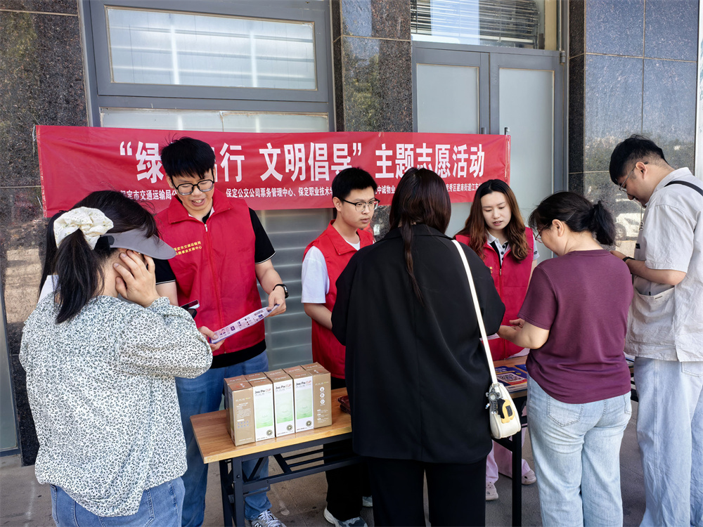 志愿者现场向市民宣传低碳出行理念。王杜超摄