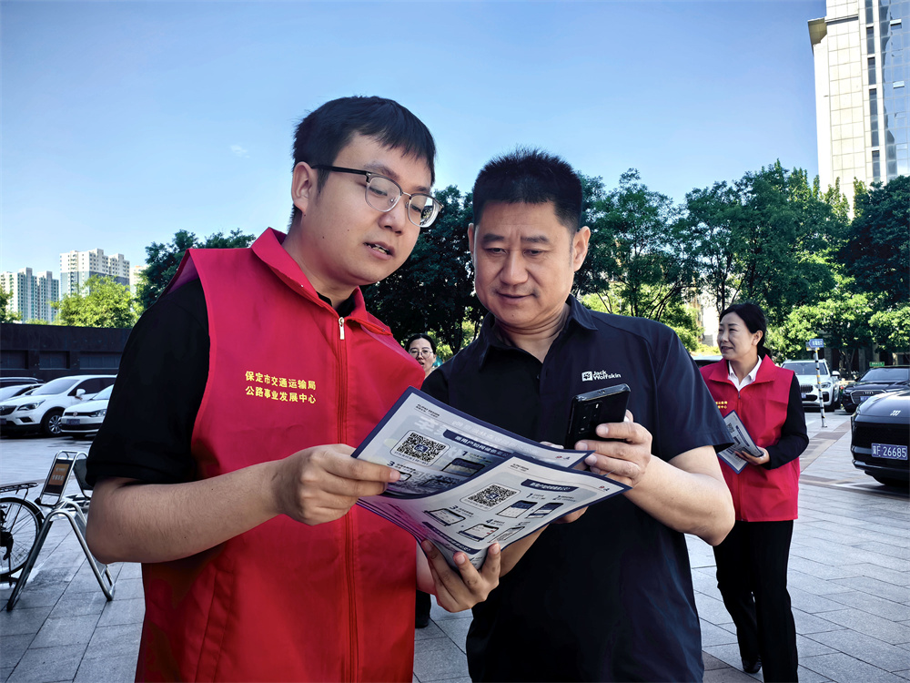 志愿者现场讲解绿色交通、规范停车相关政策知识。王杜超摄