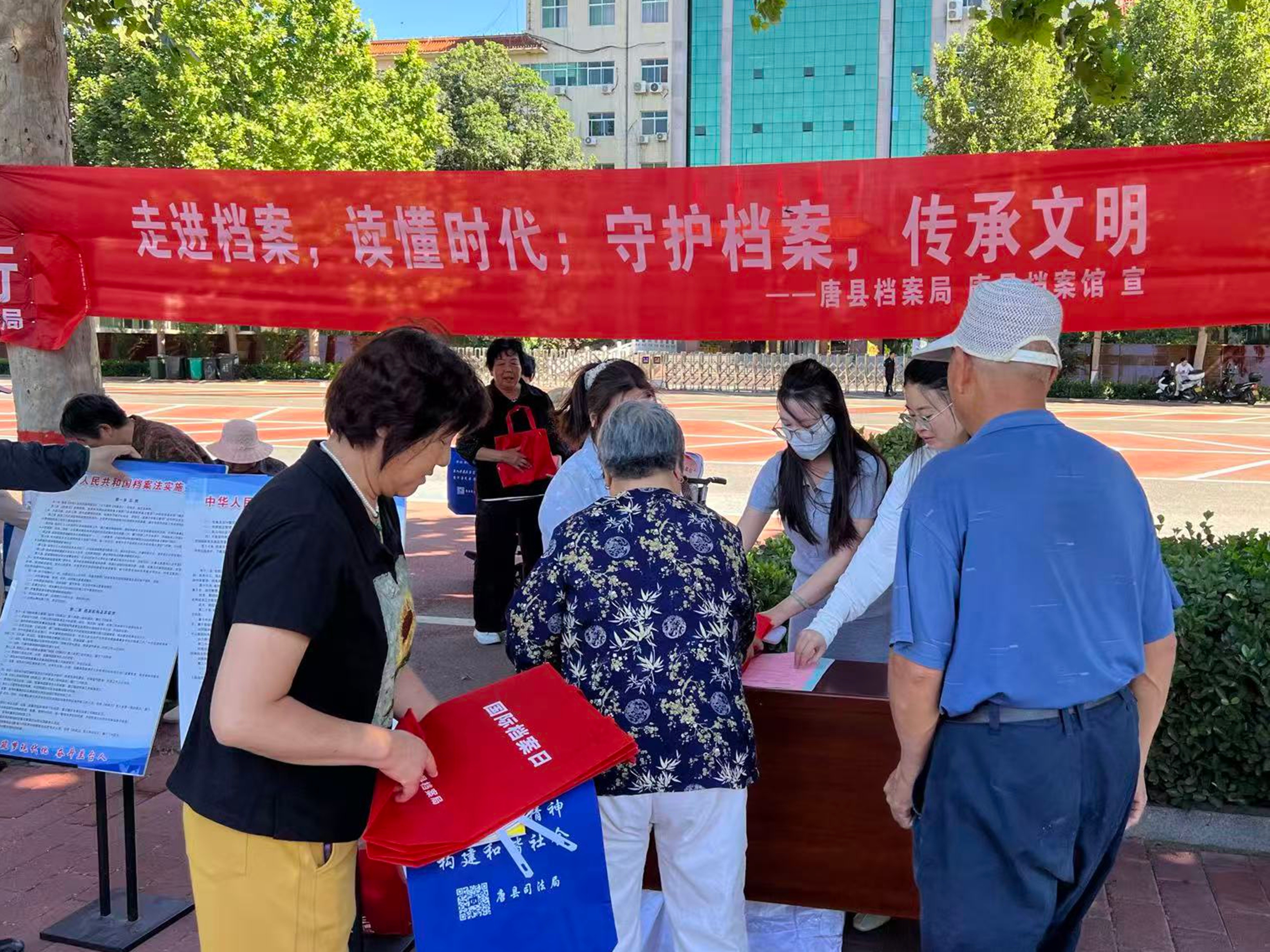 工作人员正在发放宣传资料。唐县档案局供图