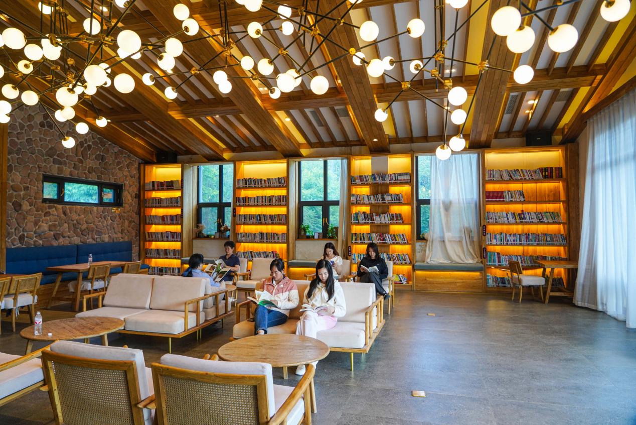 游客在武安市图书馆王坡分馆读书的场景。杜明星摄