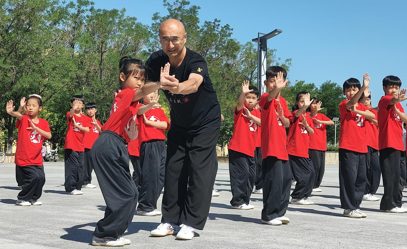 八極拳九世傳人張峰指導孩子練習八極拳。傅新春攝