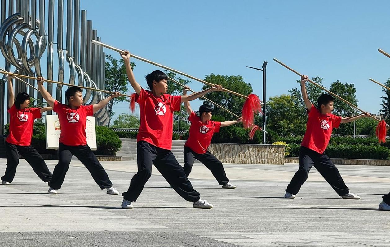 孩子们练习八极拳六合枪。傅新春摄