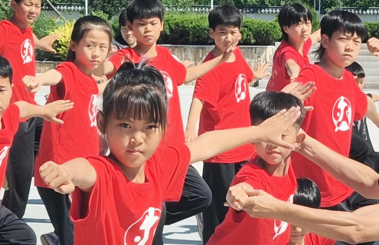 孩子们在练习场上亮招。傅新春摄