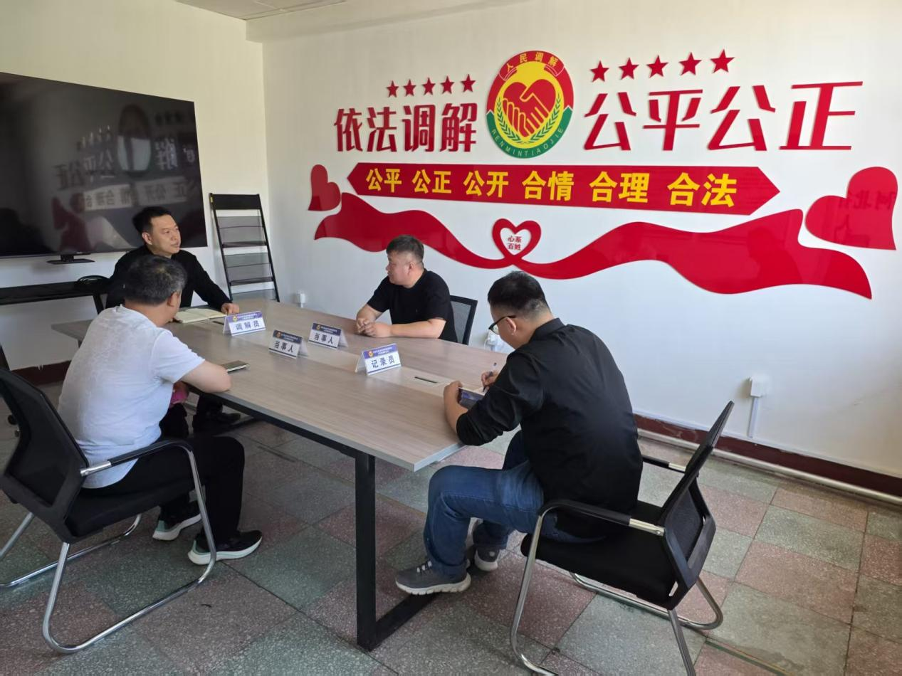 河北省企业市场调查促进会会长郭强在调解室严格依照调解程序开展工作，调解员、当事人、记录员各司其职，依法依规推进纠纷化解。河北省市场监督管理局供图