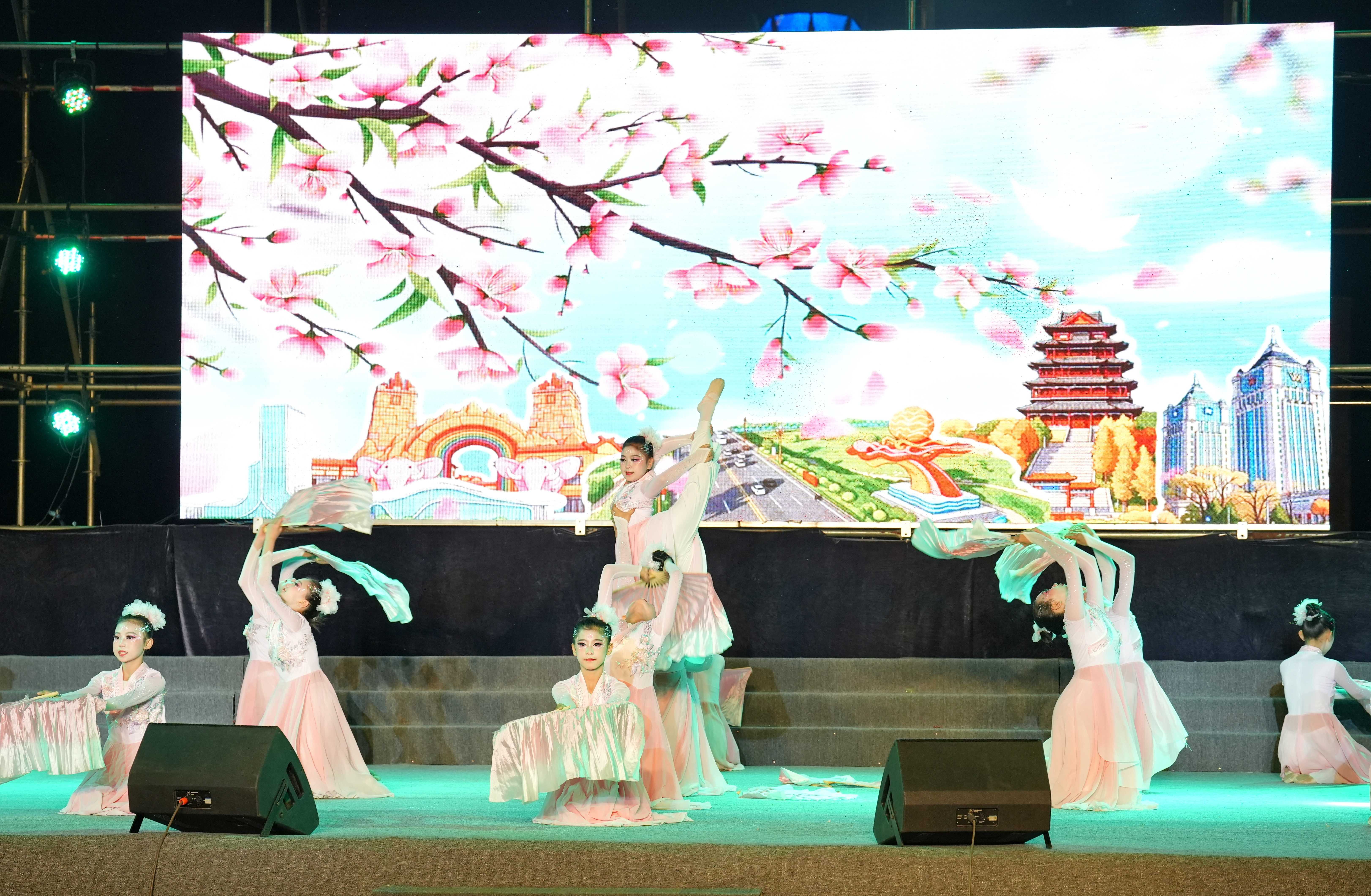 舞蹈《花開時節動水城》。梁玉水攝