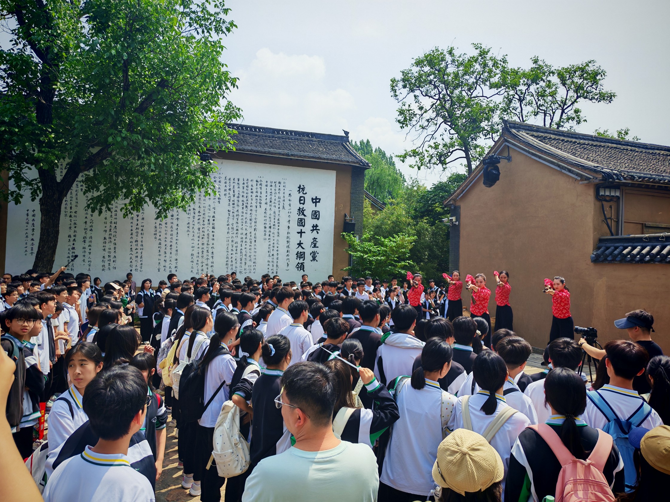 研学学生在红色记忆小镇观看红色主题沉浸式演出。陈虎斌摄