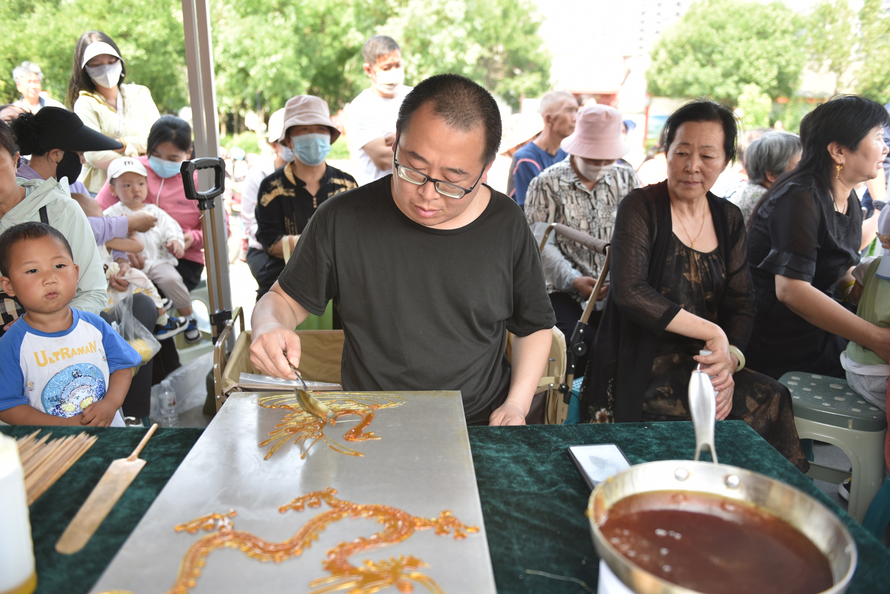 县级非遗项目景县糖画传承人现场演绎糖画制作技艺。高雷摄