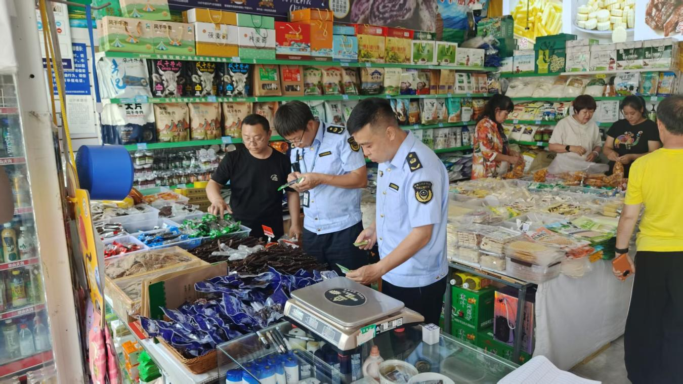围场满族蒙古族自治县市场监督管理局塞罕坝分局分局长王剑深入辖区分发并粘贴“猪、牛肉干”标识卡。围场满族蒙古族自治县市场监督管理局塞罕坝分局供图