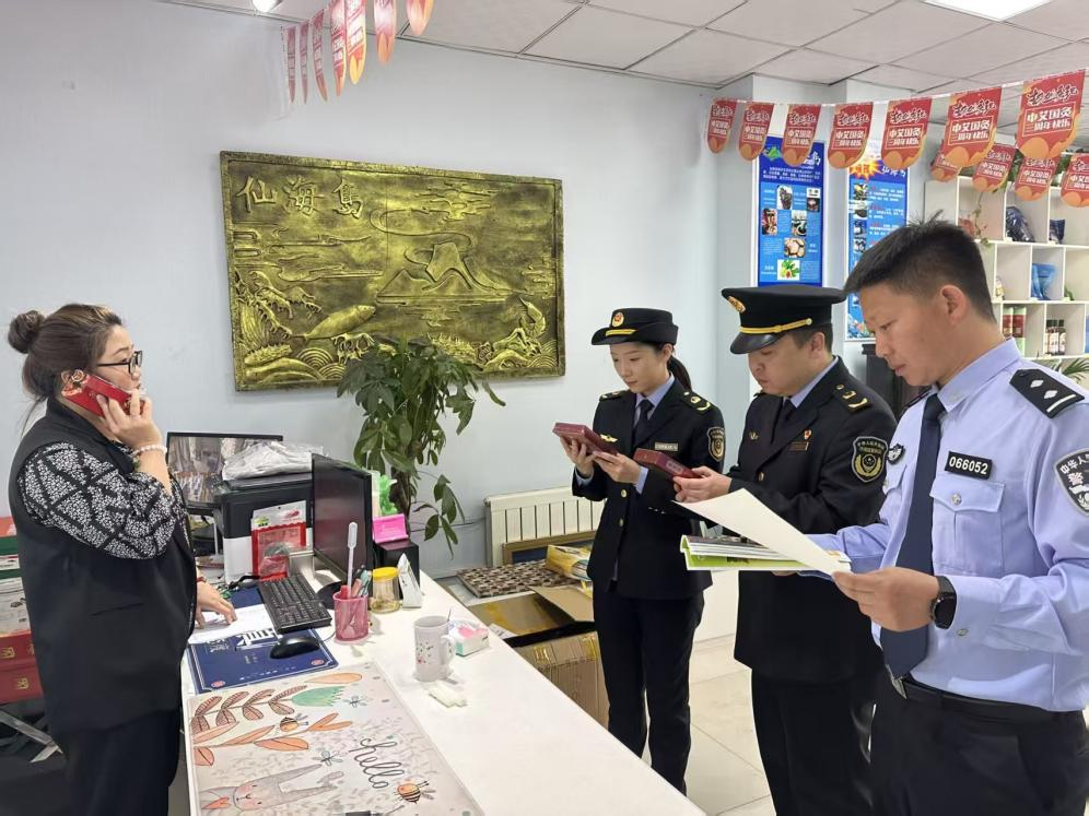 围场满族蒙古族自治县市场监督管理局塞罕坝分局分局长王剑身深入辖区涉诉商户进行情况了解。围场满族蒙古族自治县市场监督管理局塞罕坝分局供图