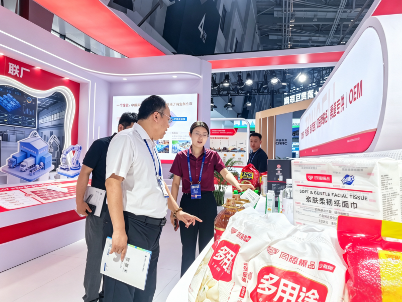 同福展厅人气高涨，参会观众纷纷洽谈。同福集团供图